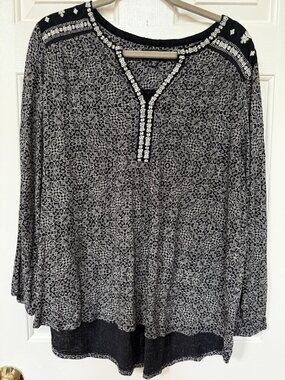 Lucky Brand Size 2X Embroidered Peasant Top with Floral Details